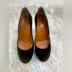 Gucci Size 8.5 Black Suede Pumps.